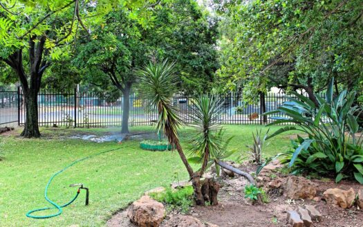 Flat near botanical gardens
